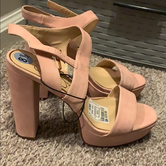 Pink Pumps - Picture 3 of 4